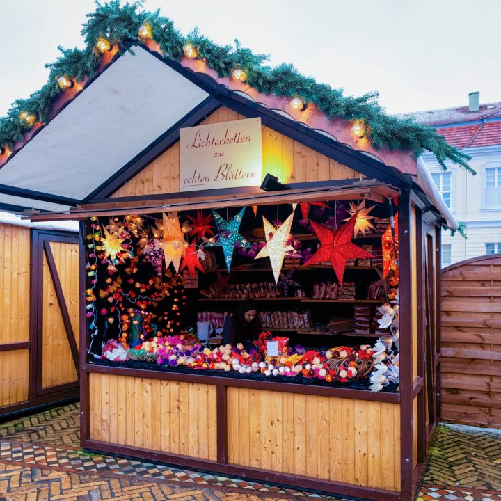 berlin-germany-december-9-2017-star-lantern-decorations-christmas-market-charlottenburg-palace-winter-berlin-germany-advent-fair-decoration-stalls-with-crafts-items-bazaar